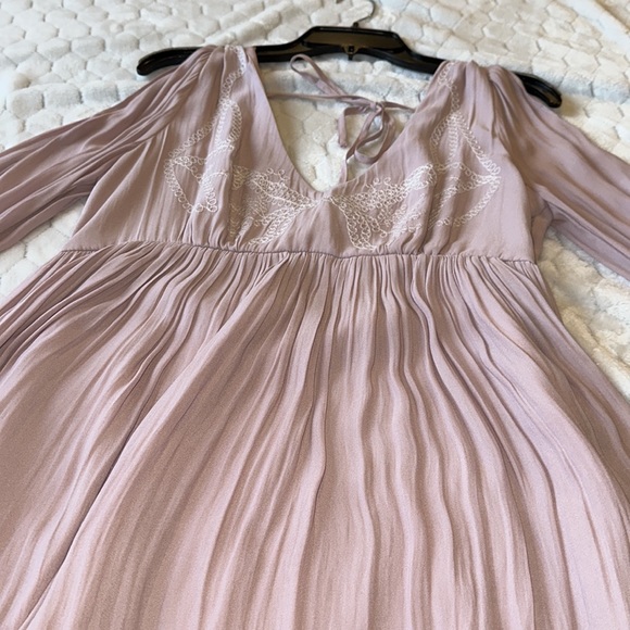 Flowy and light dress. Great to wear it to baby showers! - Picture 3 of 4